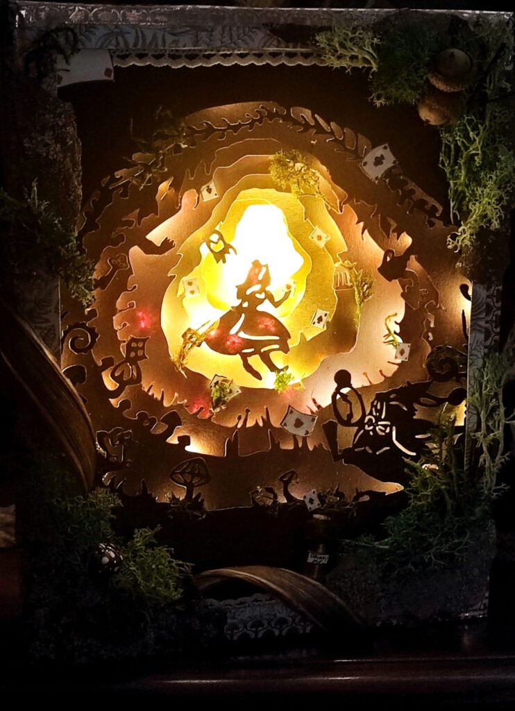 Tiphaine Paré - La Faebrik - Décoration lightbox - Alice au pays des merveilles